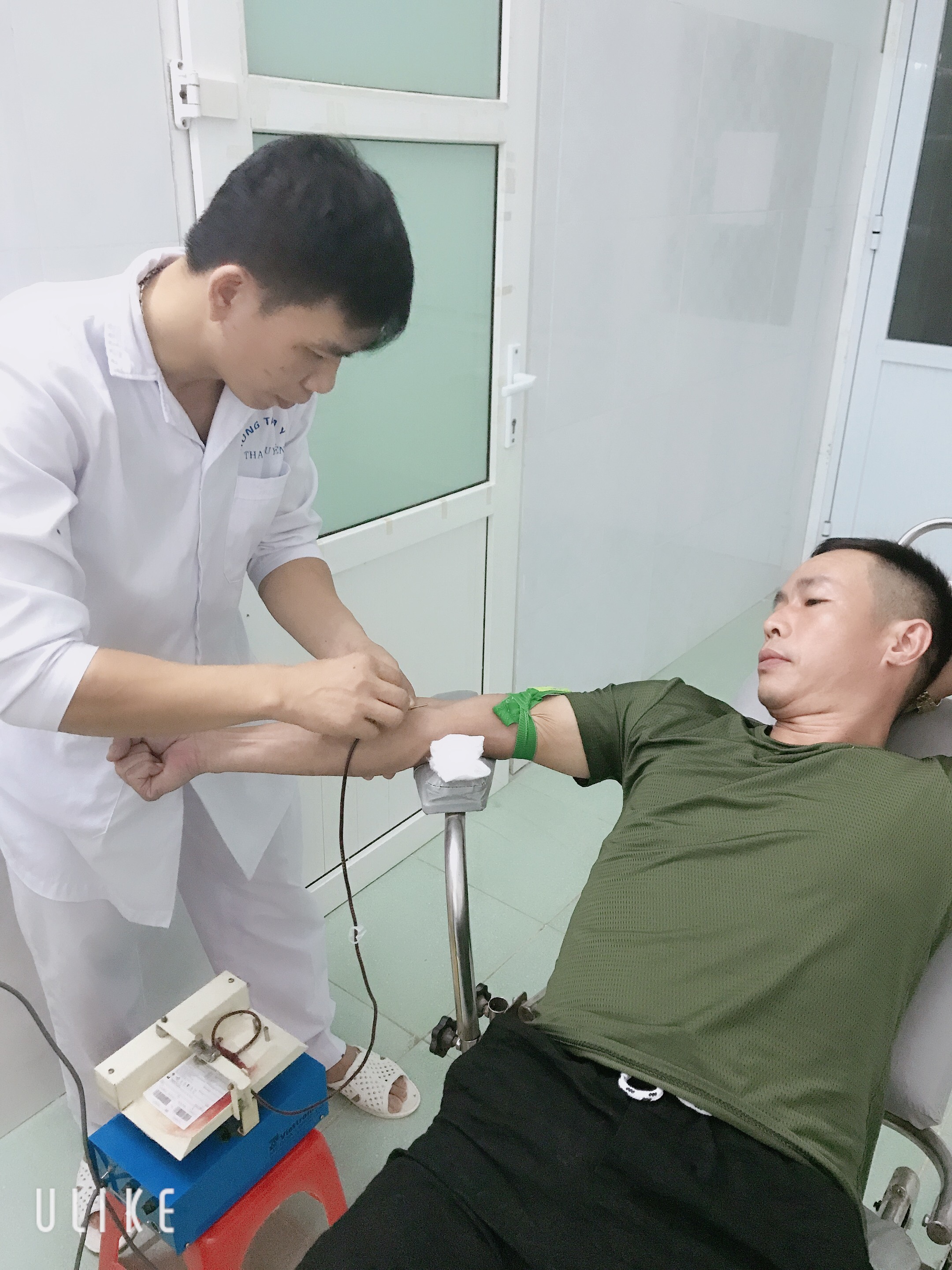 Thành viên Câu lạc bộ tình nguyện Sóng Hồng huyện Than Uyên hiến máu cấp cứu bệnh nhân