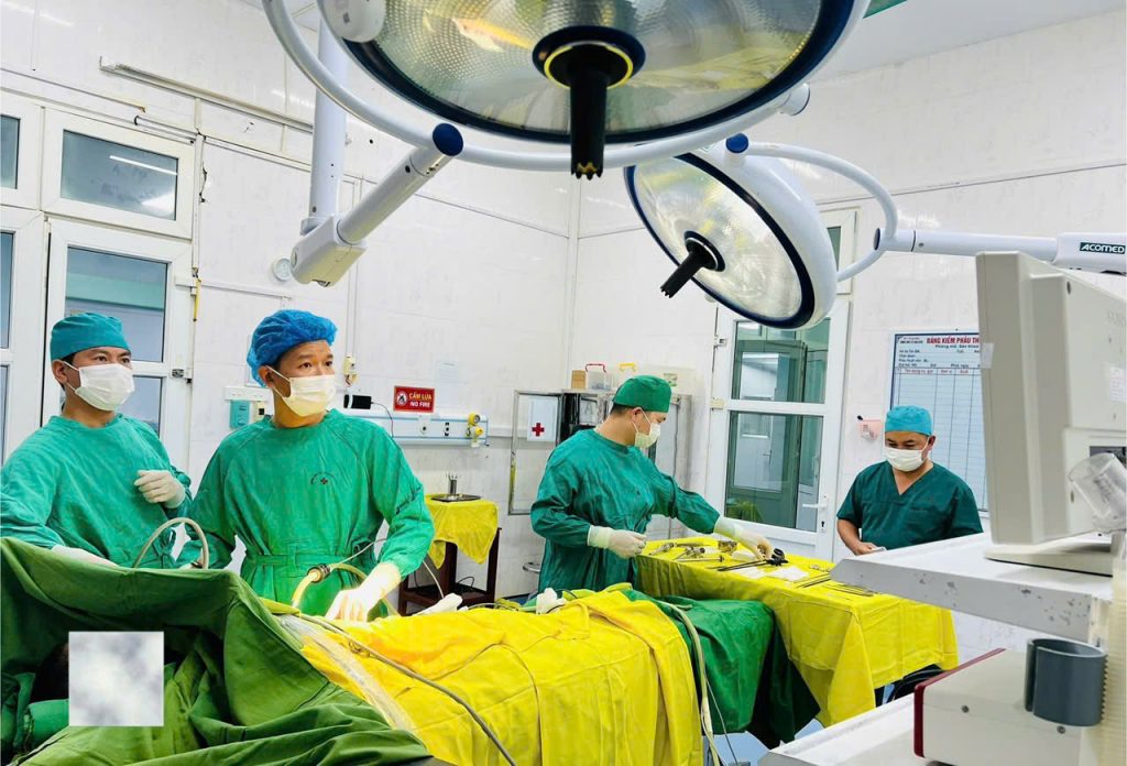 TRUNG TÂM Y TẾ THAN UYÊN PHẪU THUẬT THOÁT VỊ BẸN BẰNG PHƯƠNG PHÁP NỘI SOI 1 LỖ