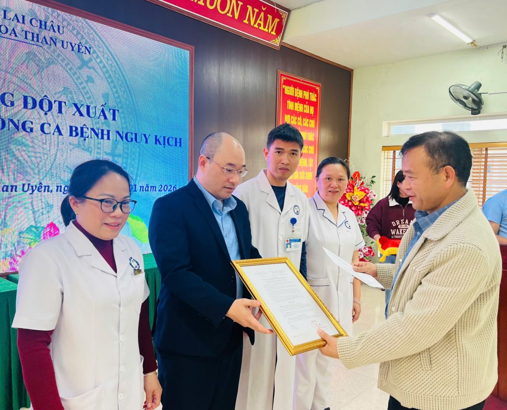 BỆNH VIỆN ĐA KHOA THAN UYÊN TRAO THƯỞNG ĐỘT XUẤT EKIP CẤP CỨU, CỨU SỐNG BỆNH NHI NGUY KỊCH.