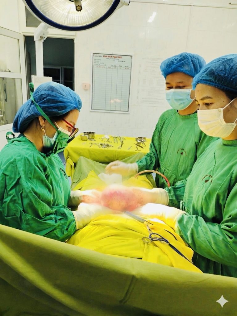 BỆNH VIỆN ĐA KHOA THAN UYÊN PHẪU THUẬT CẤP CỨU THÀNH CÔNG CA U NANG BUỒNG TRỨNG XOẮN KÍCH THƯỚC LỚN