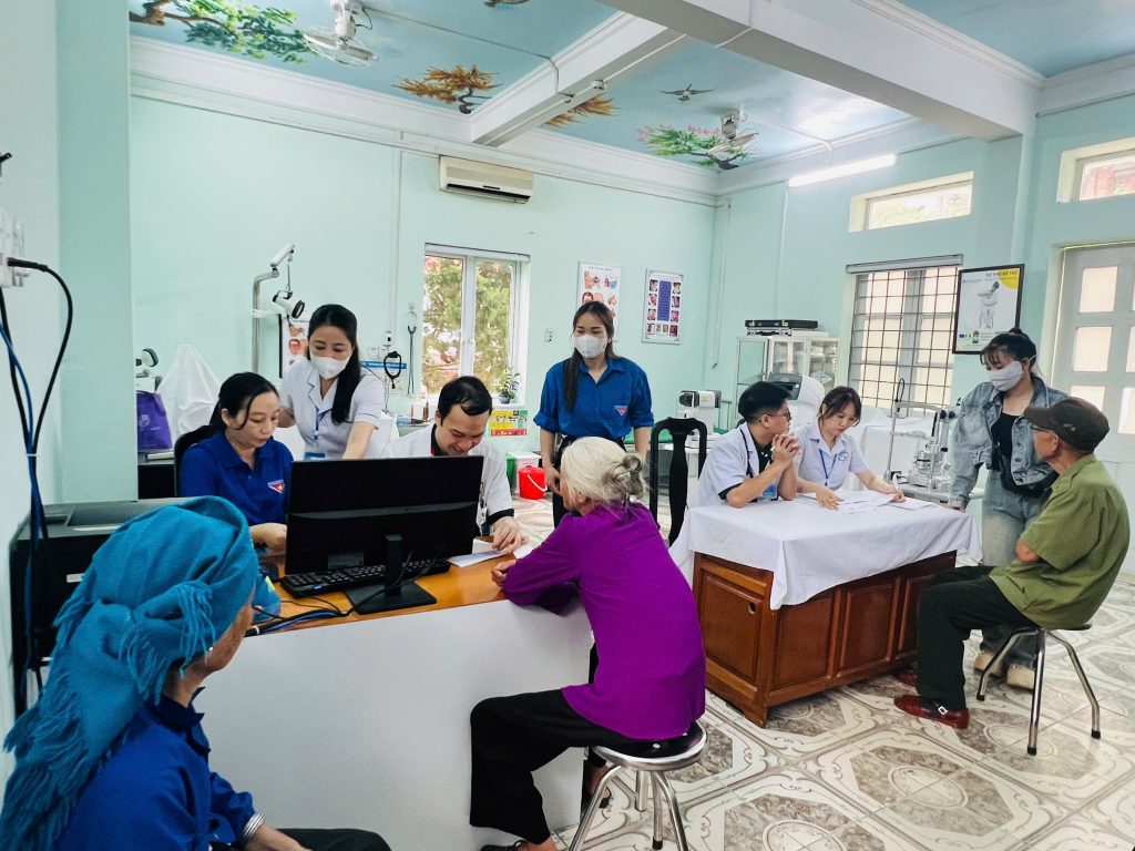 PHỐI HỢP KHÁM, CHỮA BỆNH, CẤP THUỐC MIỄN PHÍ CHO NHÂN DÂN XÃ THAN UYÊN