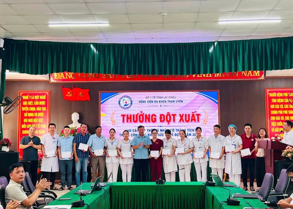 Bệnh viện Đa khoa Than Uyên trao thưởng đột xuất cho các tập thể, cá nhân có thành tích xuất sắc trong công tác khám chữa bệnh và Khám sức khỏe toàn dân đợt 2 năm 2026.